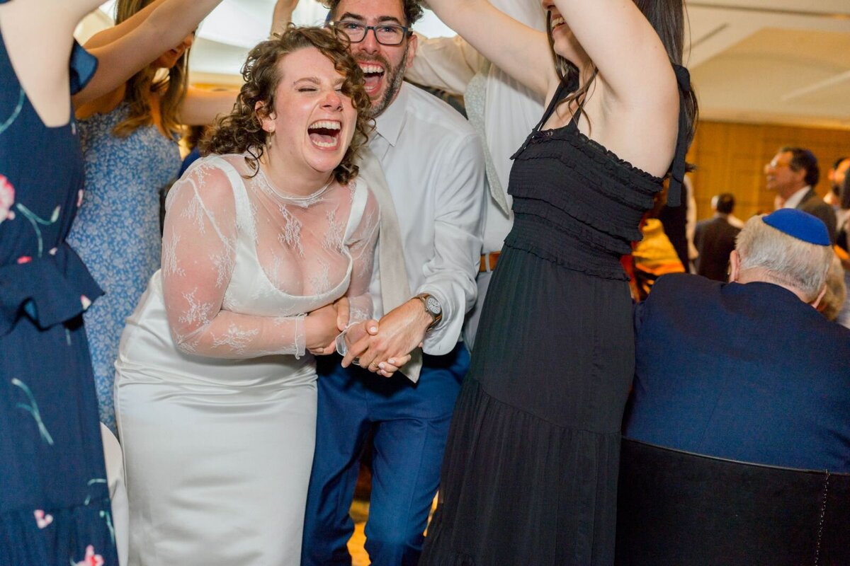 Eliana-Melmed-Photography-Chicago-LosAngeles-Jewish-WeddingPhotography-ShulaNoah-Simcha-Dancing-00038