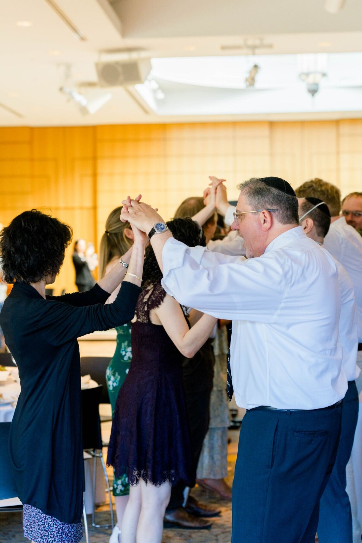 Eliana-Melmed-Photography-Chicago-LosAngeles-Jewish-WeddingPhotography-ShulaNoah-Simcha-Dancing-00041