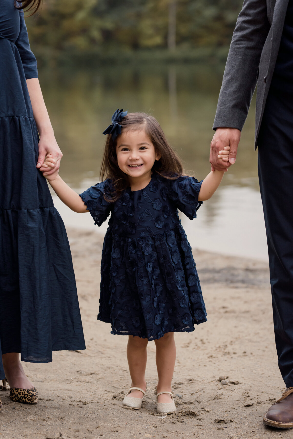 boston-portrait-photographer-family-portraits-water-lake-pond-outdoor-fall-portraits-ma-ri-ny