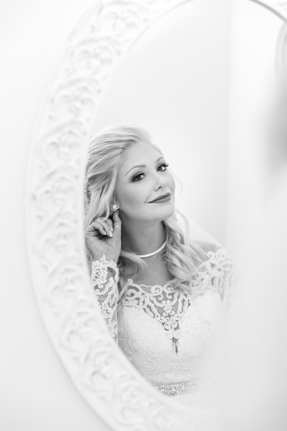 Hannah-Barlow-Photography-Bride-Looking-in-Mirror