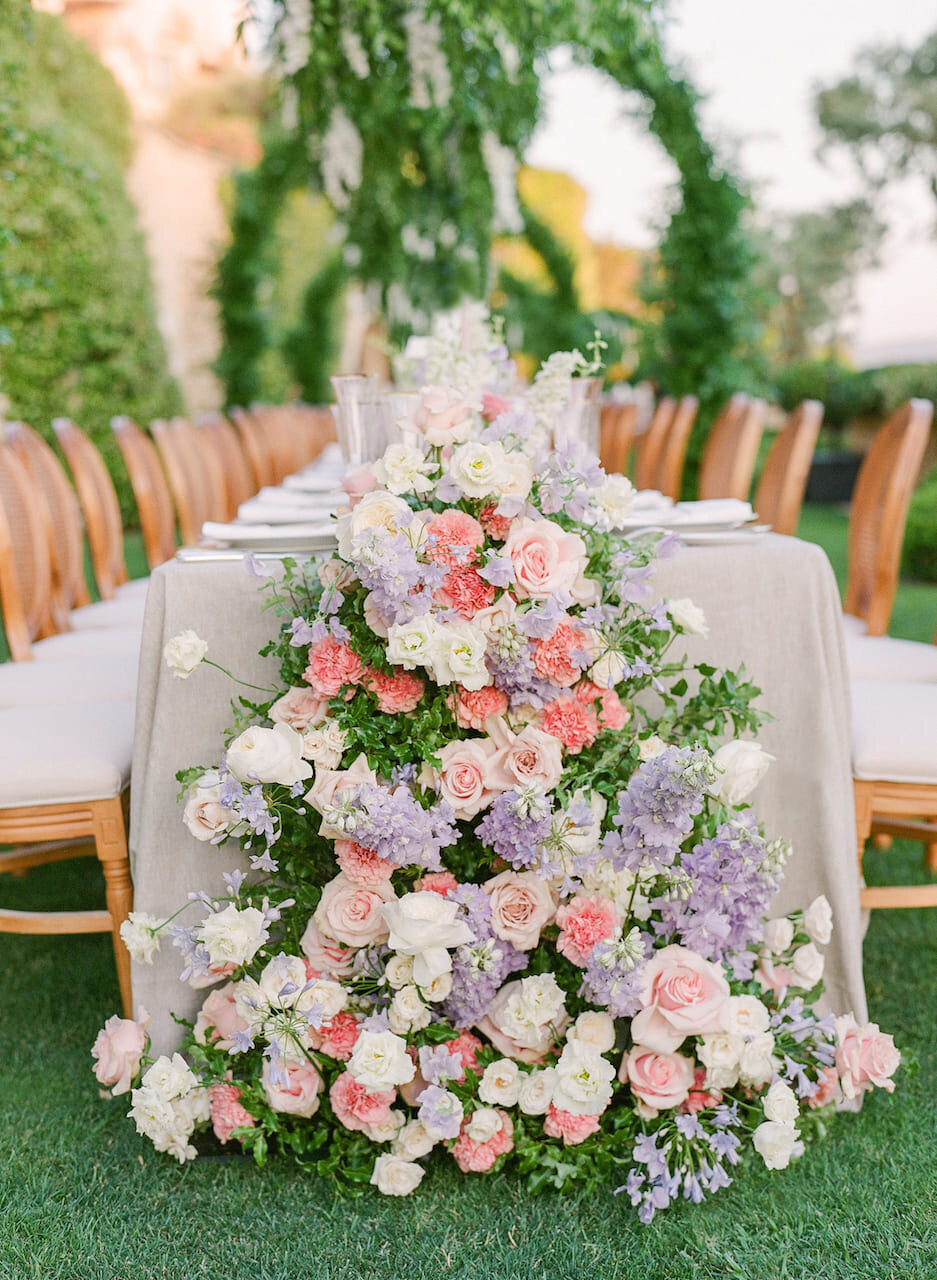 Provence-wedding-table-florals-cascade