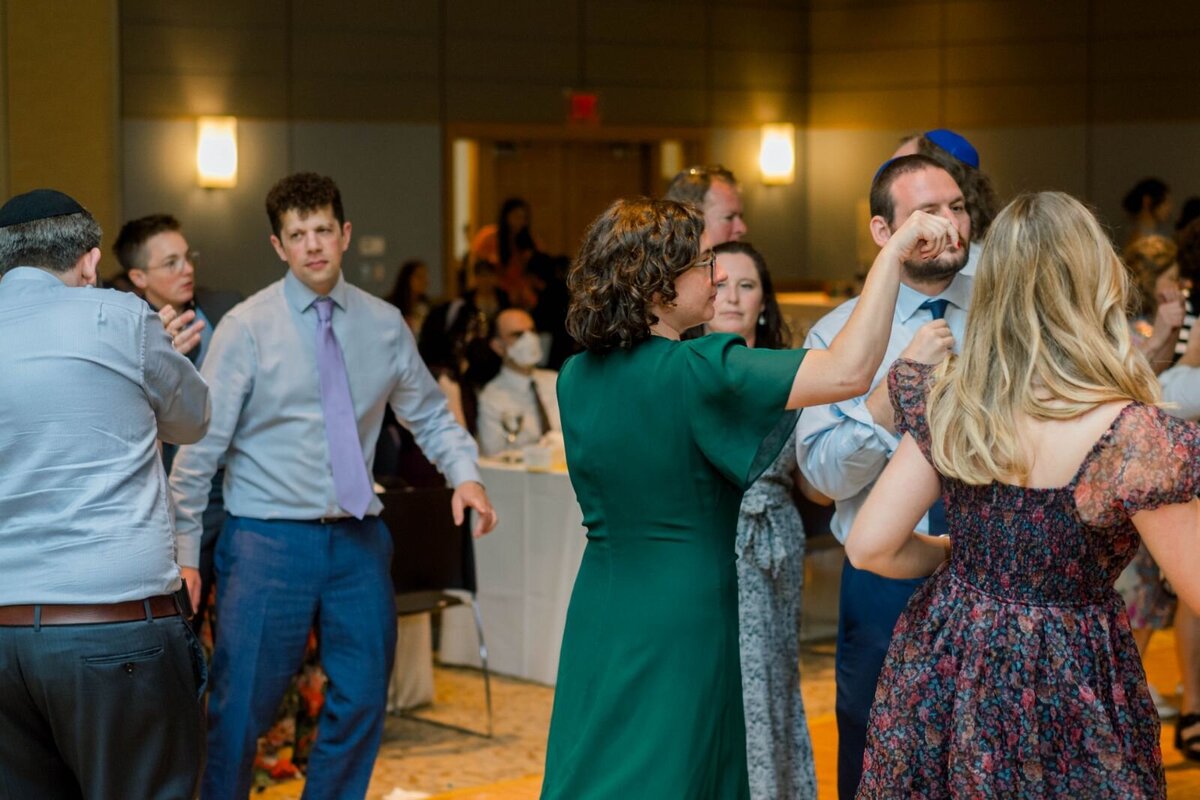 processed_ElianaMelmedPhotography_JewishWeddingPhotographer_ShulaNoah_Dancing-168