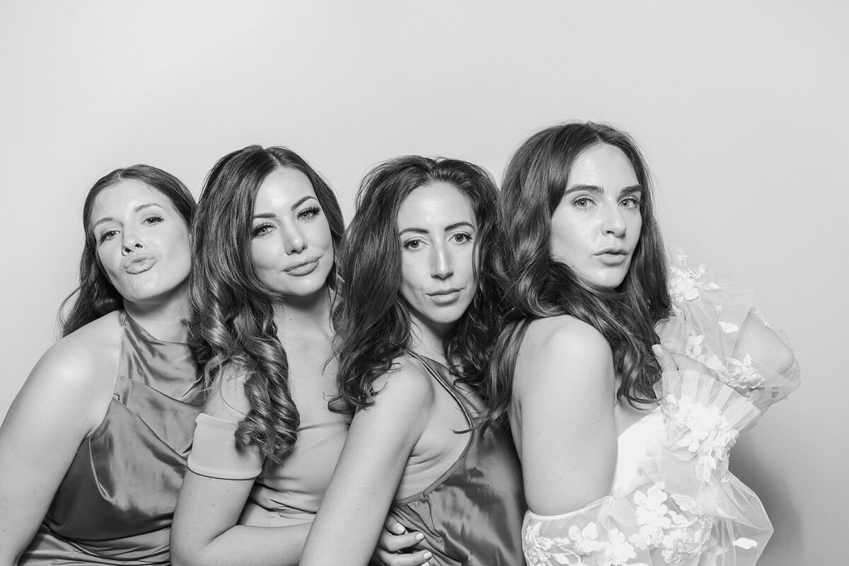 andrew-sarah-wedding-photo-booth-b&w-136
