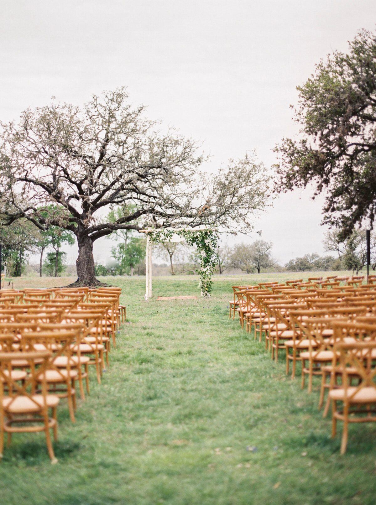 tented-outdoor-wedding-wood-green-white-chuppah