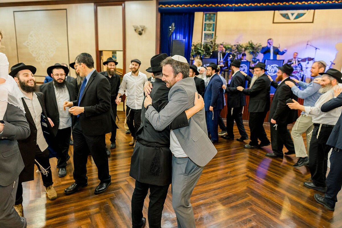 Eliana-Melmed-Photography-Chicago-LosAngeles-Jewish-WeddingPhotographer-CarmiKalman-MensDancing-00024