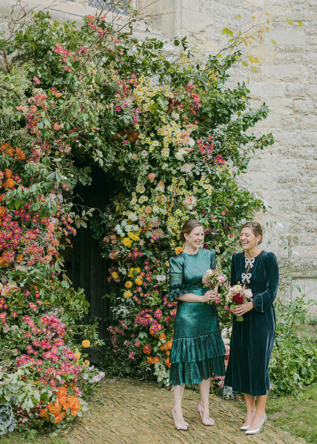 chloe-winstanley-wedding-oxford-gsp-bridesmaids-vampireswife-flower-arch