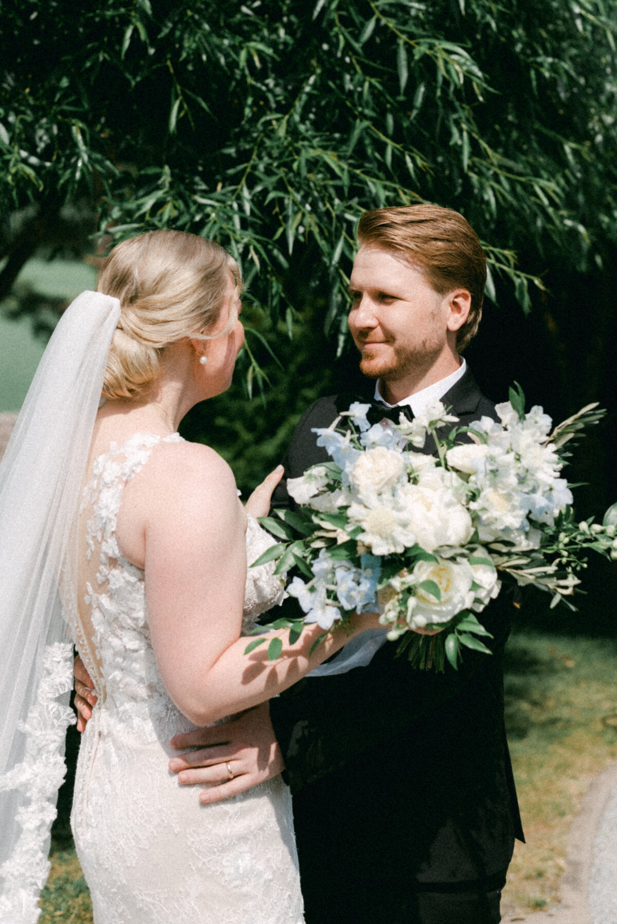 The wedding couple looking at each other photographed by wedding photographer Hannika Gabrielsson.