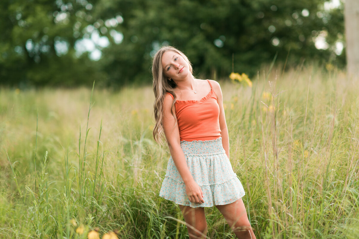 Des Moines-Iowa-Senior-Girl-Photographer-Theresa-Schumacher-Photography-Nature-Grays-Lake-Girl