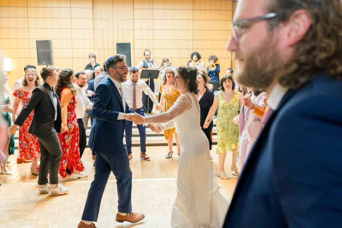 Eliana-Melmed-Photography-Chicago-LosAngeles-Jewish-WeddingPhotography-ShulaNoah-Simcha-Dancing-00171