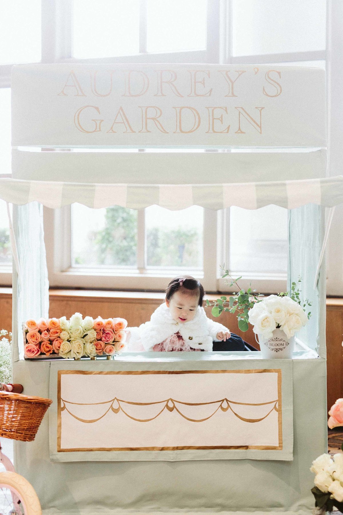 baby's first birthday party decoration ideas with flower stand