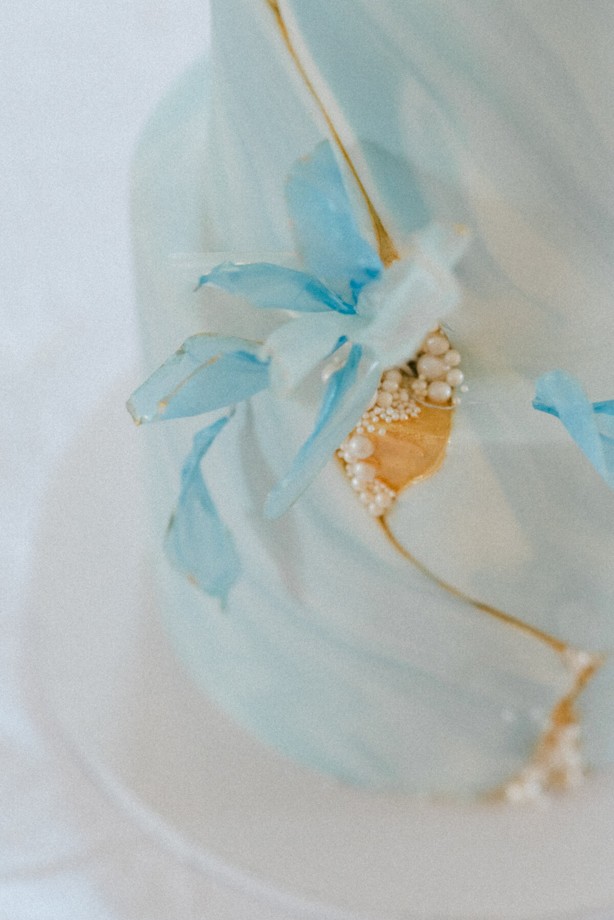 A detail of a wedding cake  in an image photographed by wedding photographer Hannika Gabrielsson.