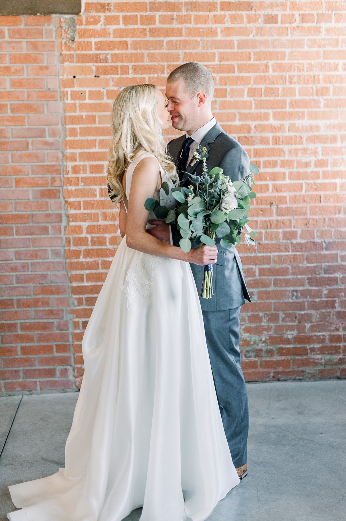 Warehouse-215-wedding-by-Leslie-Ann-Photography-00016
