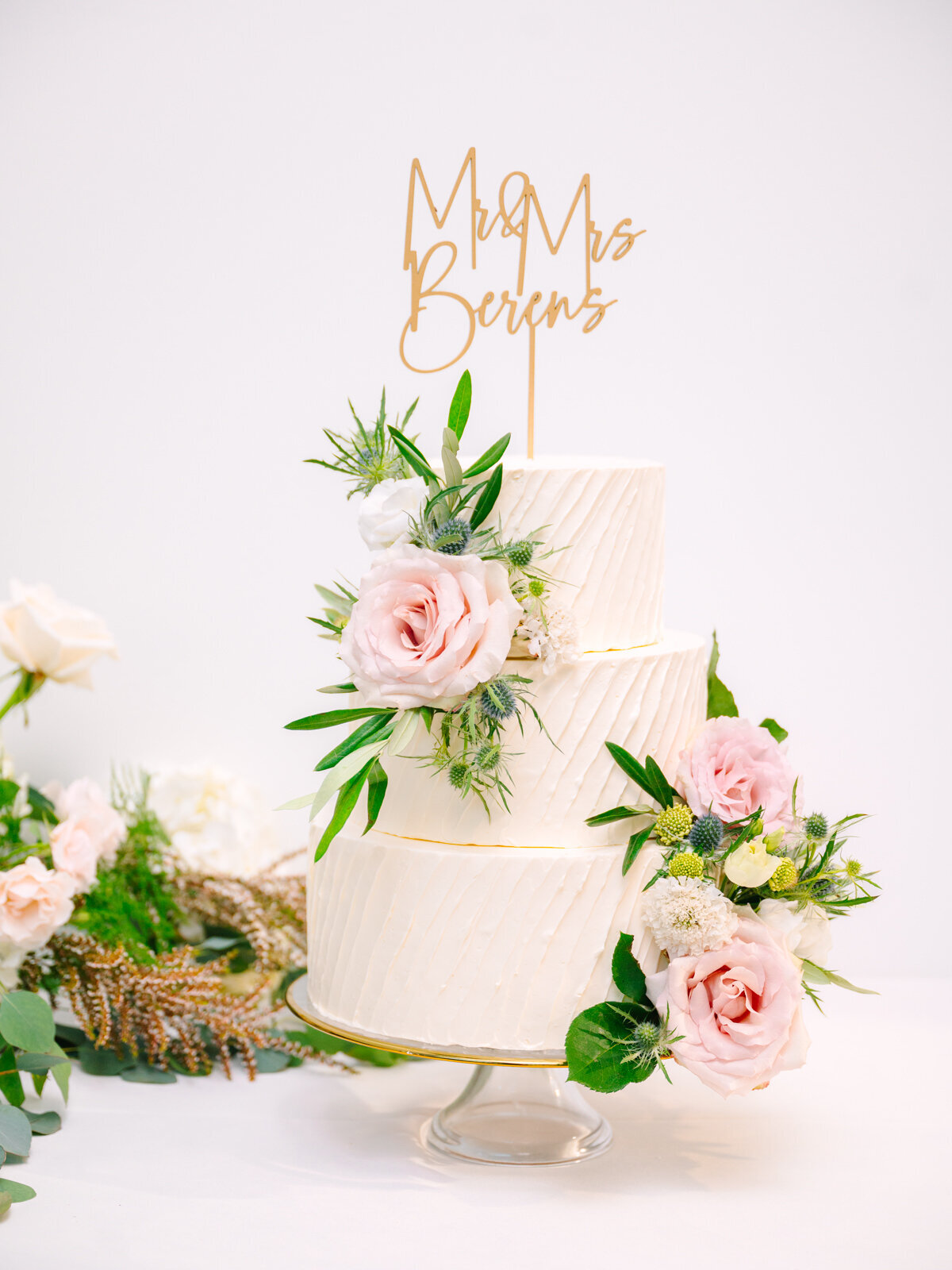 milwaukee-floral-wedding-cake-kassieanaphotography.com