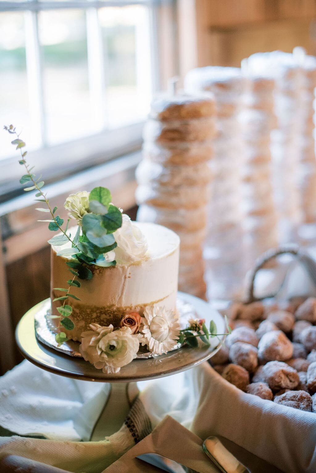 Michigan Wedding Florist Small Wedding Cake-min