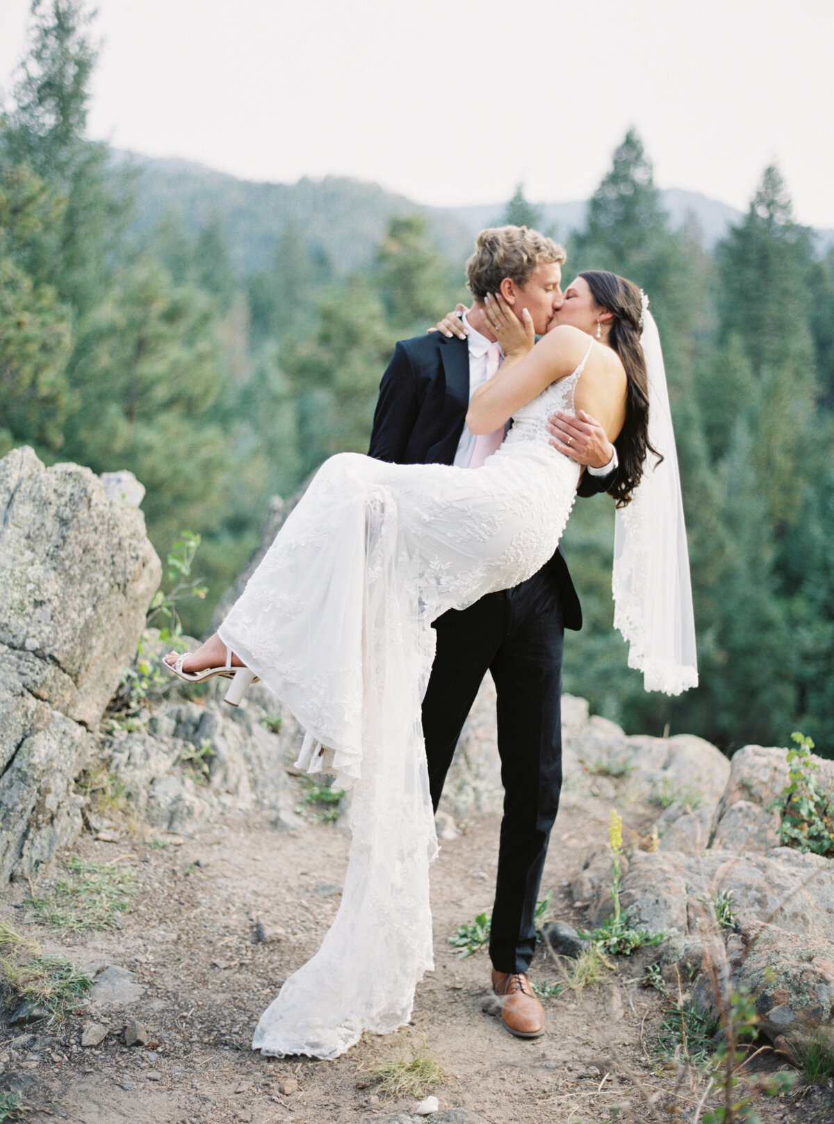 Melissa Brielle Photography Colorado Fine Art Wedding Engagement Photographer Photograph Melissa Minkner Light Airy Luxury High End18