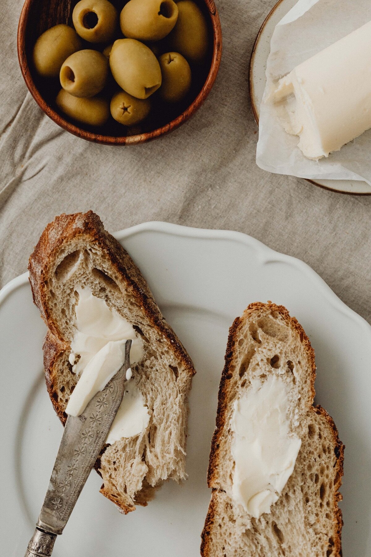 kaboompics_lunch-with-bread-white-wine-olives-butter-camembert-cheese-30591