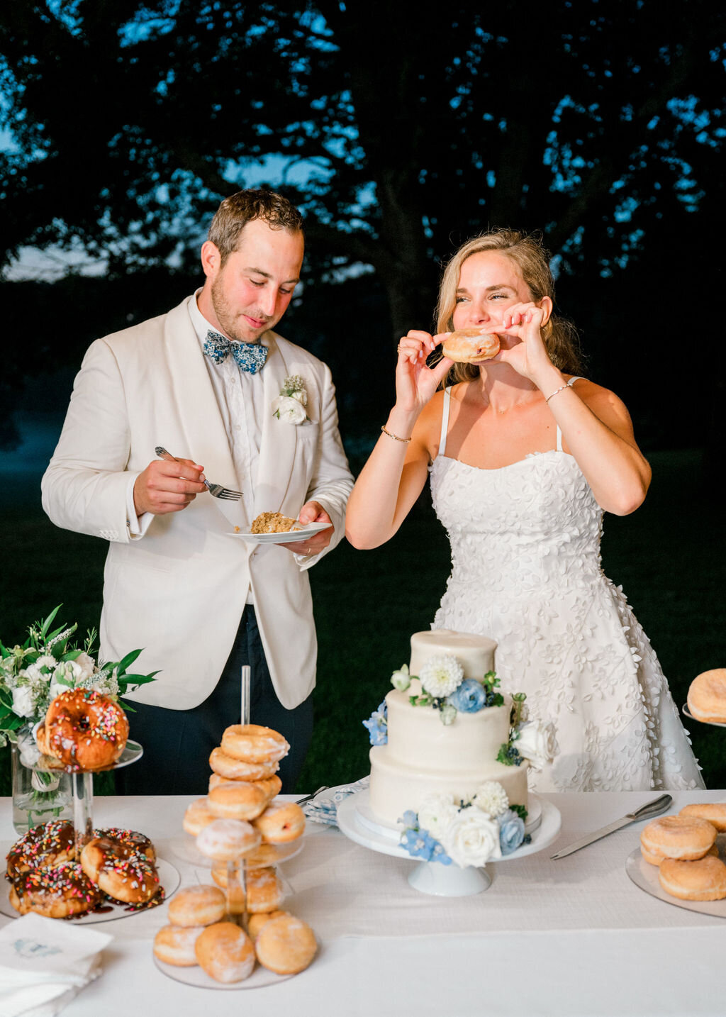 michelle-dunham-photography-cape-cod-wedding-photographer-orleans-smith-estate-tent-reception-cake-cutting-6