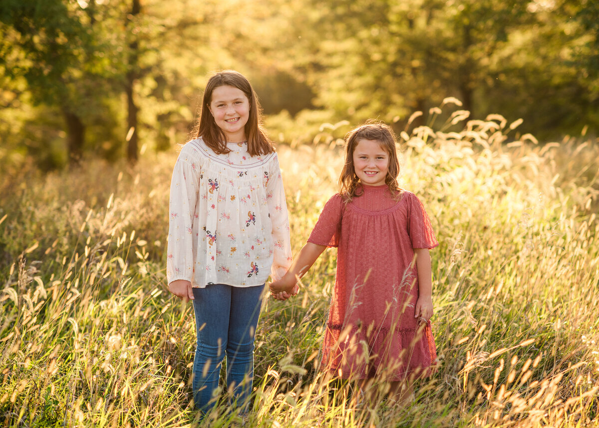 Des-Moines-Iowa-Family-Photographer-Theresa-Schumacher-Photography-Golden-Hour-Grass-Sisters