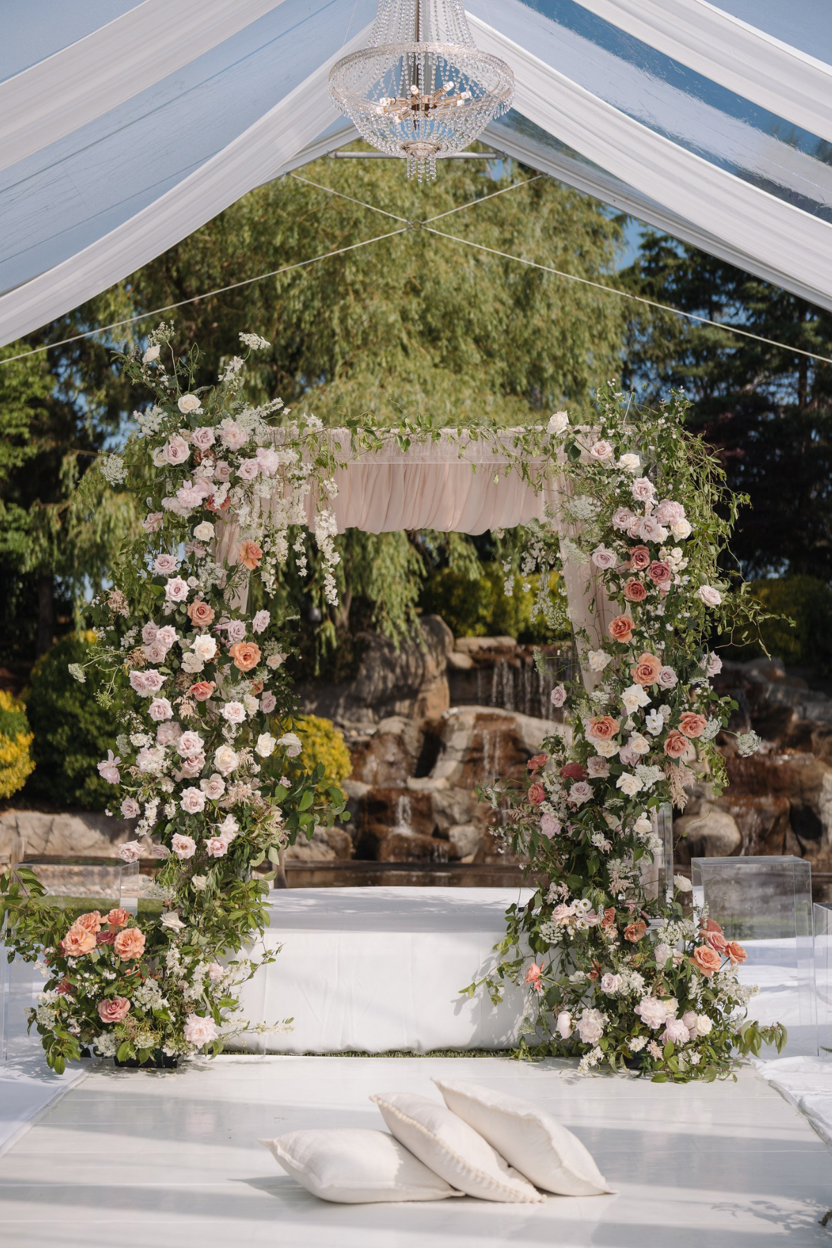 sikh-wedding-outdoor-peach-roses-greenery-mandap-palki-pillows