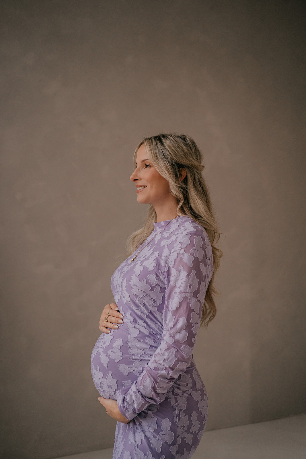 puur-ongedwongen-zwangerschapsfotoshoot-attelier-oost-leukfotografie-13
