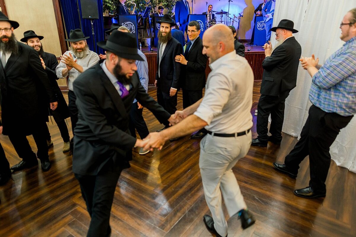 Eliana-Melmed-Photography-Chicago-LosAngeles-Jewish-WeddingPhotographer-CarmiKalman-MensDancing-00092