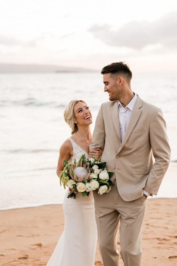 Hawaii elopement Couple