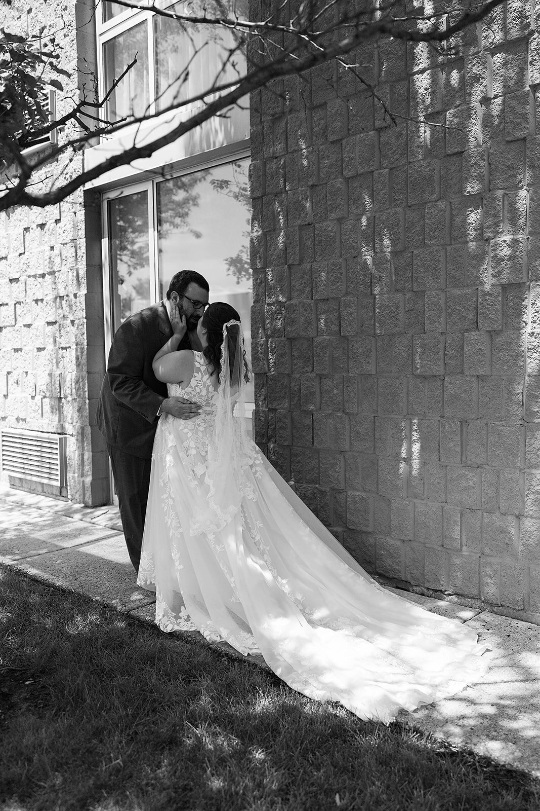 Eliana-Melmed-Photography-Chicago-LosAngeles-Jewish-WeddingPhotography-ElianaSklar-FirstLook-00109
