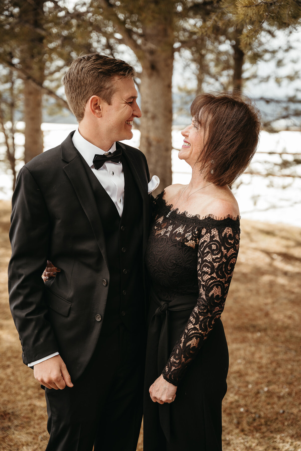 sunandpeakphotos-bigbear-california-wedding-photographer-intimatewedding-elopement-snowywedding-snowybigbearwedding-desireeandjake-410