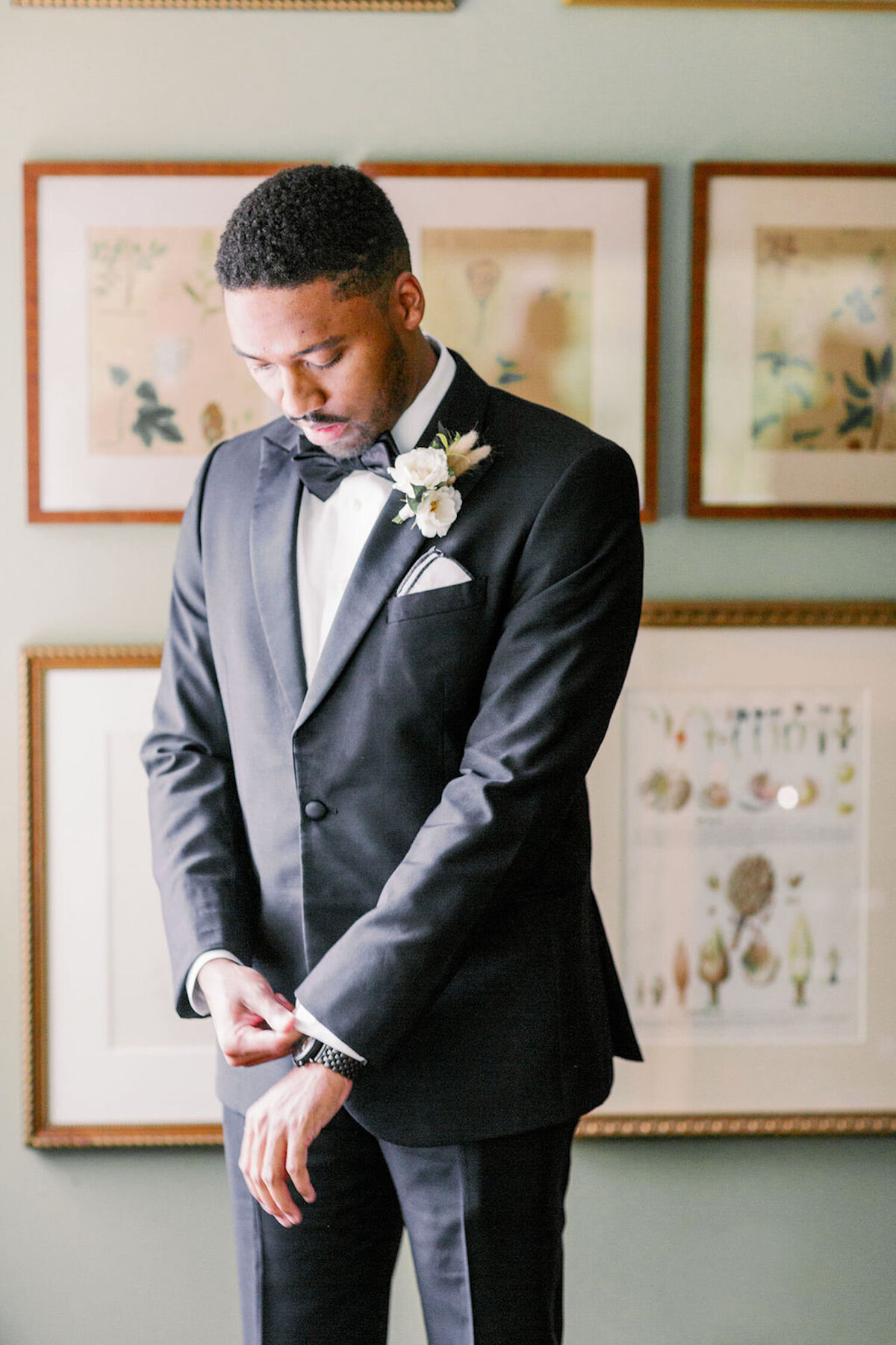 Groom getting ready at Luxury Chicago North Shore Outdoor Wedding Venue