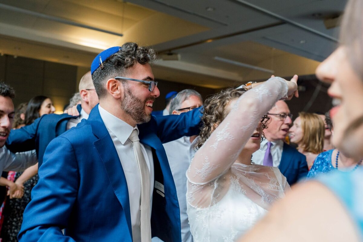 Eliana-Melmed-Photography-Chicago-LosAngeles-Jewish-WeddingPhotography-ShulaNoah-Simcha-Dancing-00162