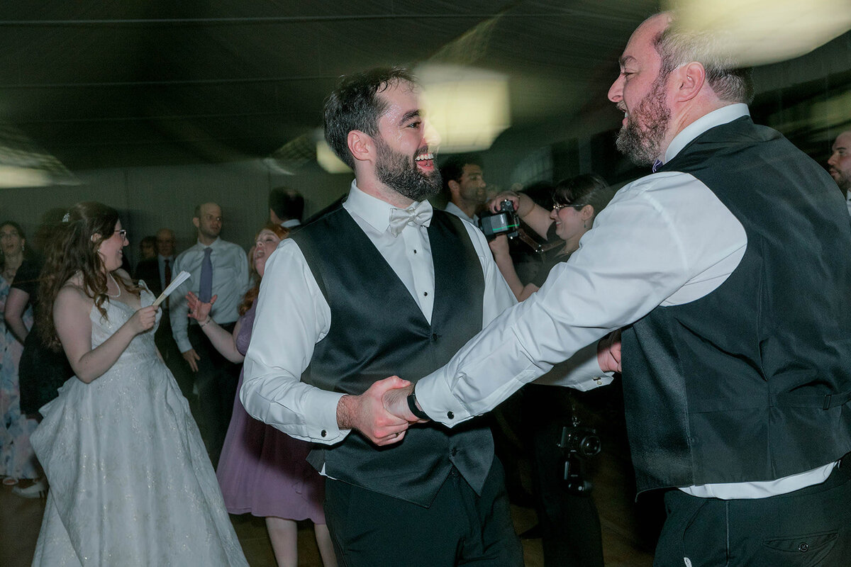 Eliana-Melmed-Photography-Chicago-LosAngeles-Jewish-WeddingPhotography-Dancefloor-00071
