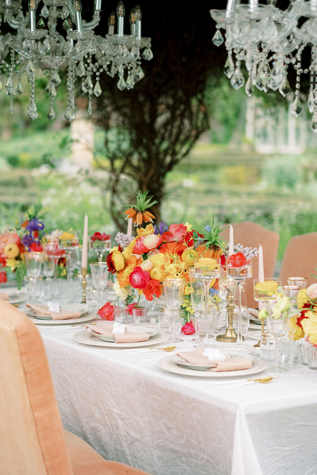 vibrant centerpiece on a wedding table at Chateau de Berne