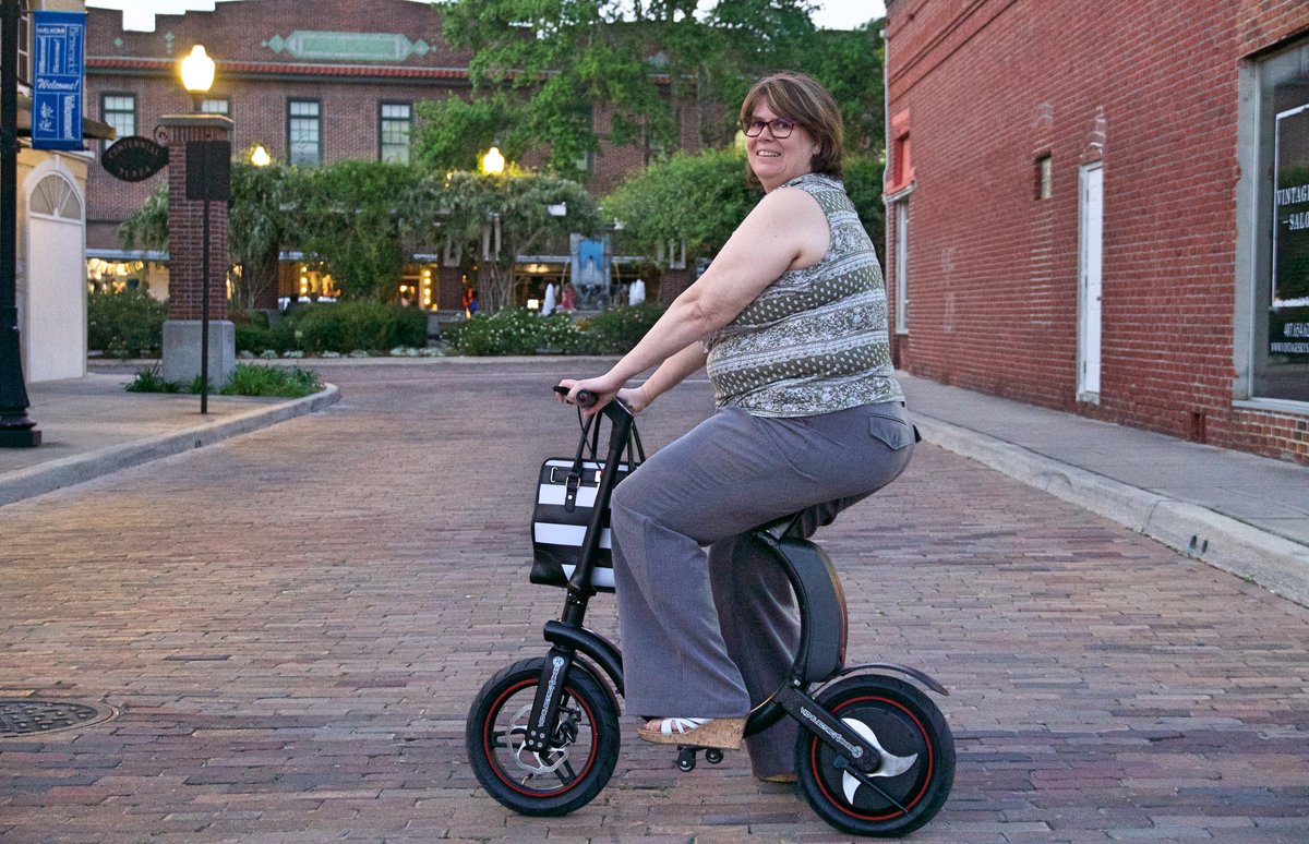 Lady with her handbag on her Go-Bike Q1