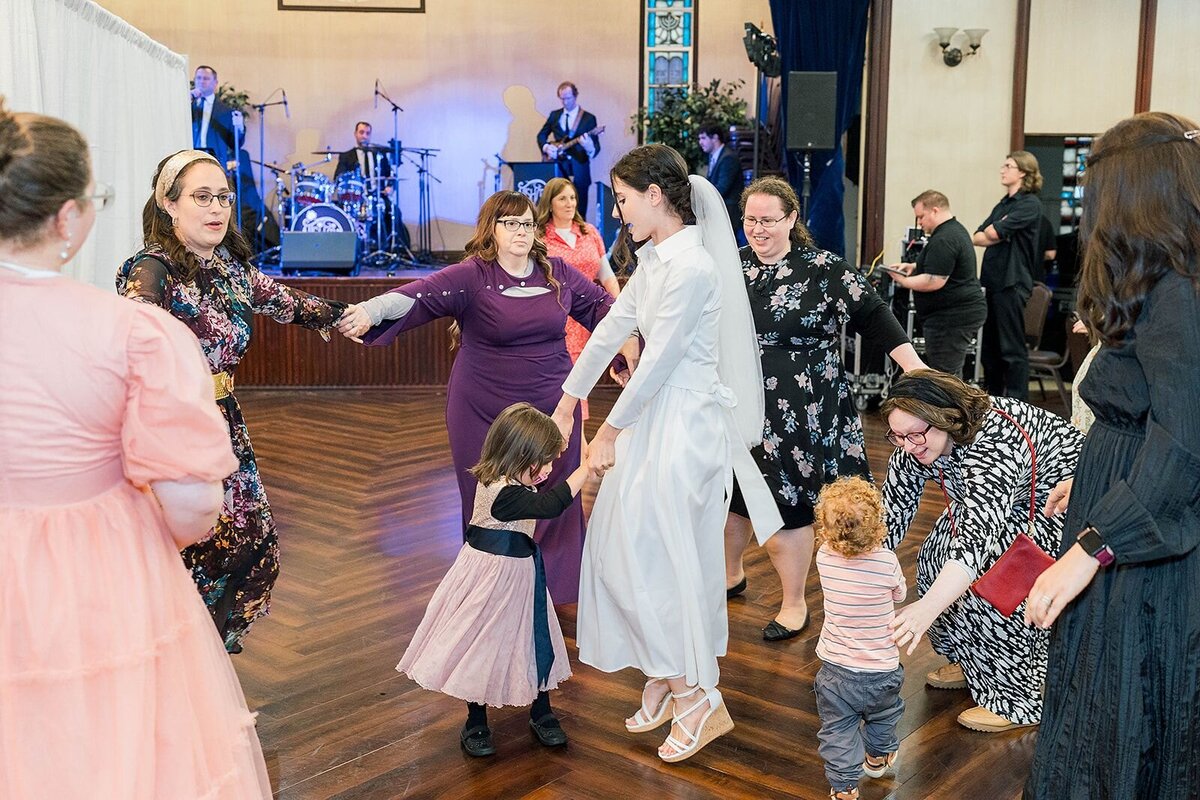 Eliana-Melmed-Photography-Chicago-LosAngeles-Jewish-WeddingPhotographer-CarmiKalman-WomensDancing-00015