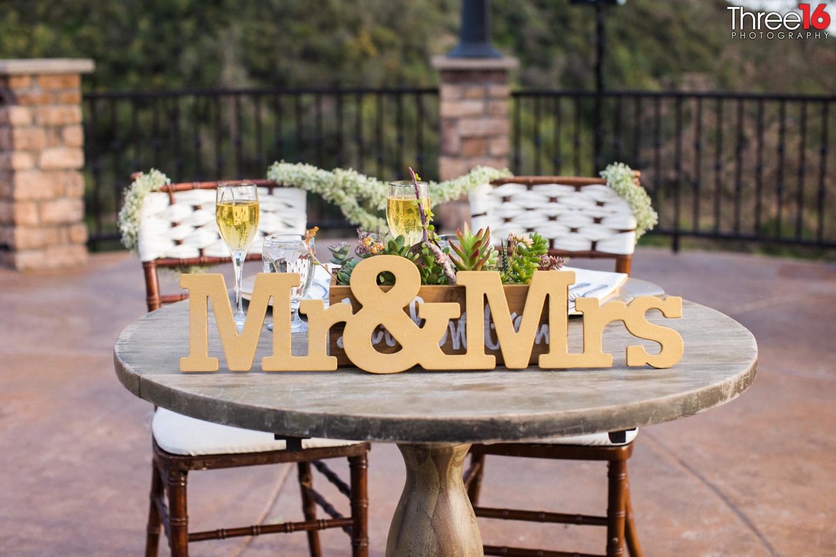 Couples outdoor table at a Serendipity Gardens wedding reception