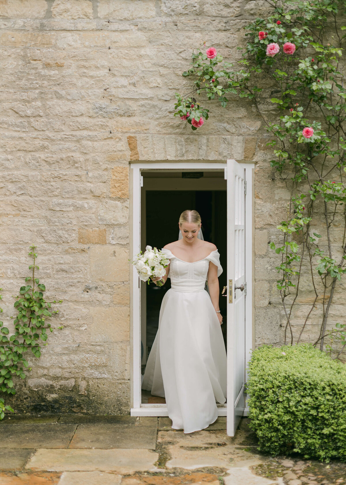 chloe-winstanley-weddings-cotswolds-cornwell-manor-monique-lhuillier-bride-first-look