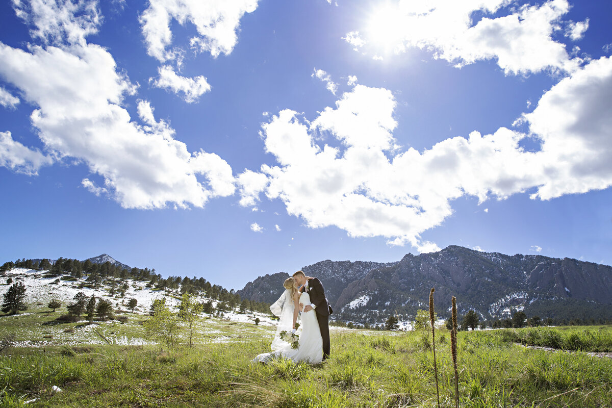 bride and groom kiss with flatirons in the background