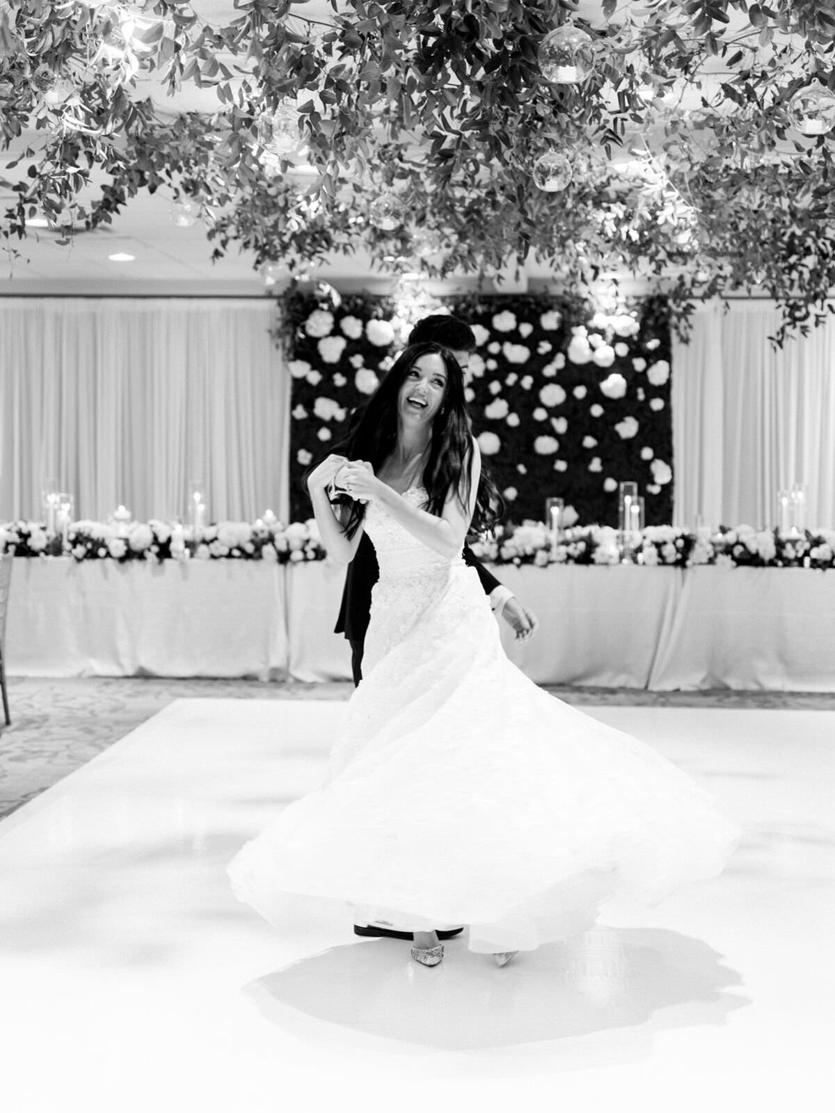 bride-and-grooms-first-dance-at-rockford-country-club-sarah-sunstromphotography-with-clementine-events