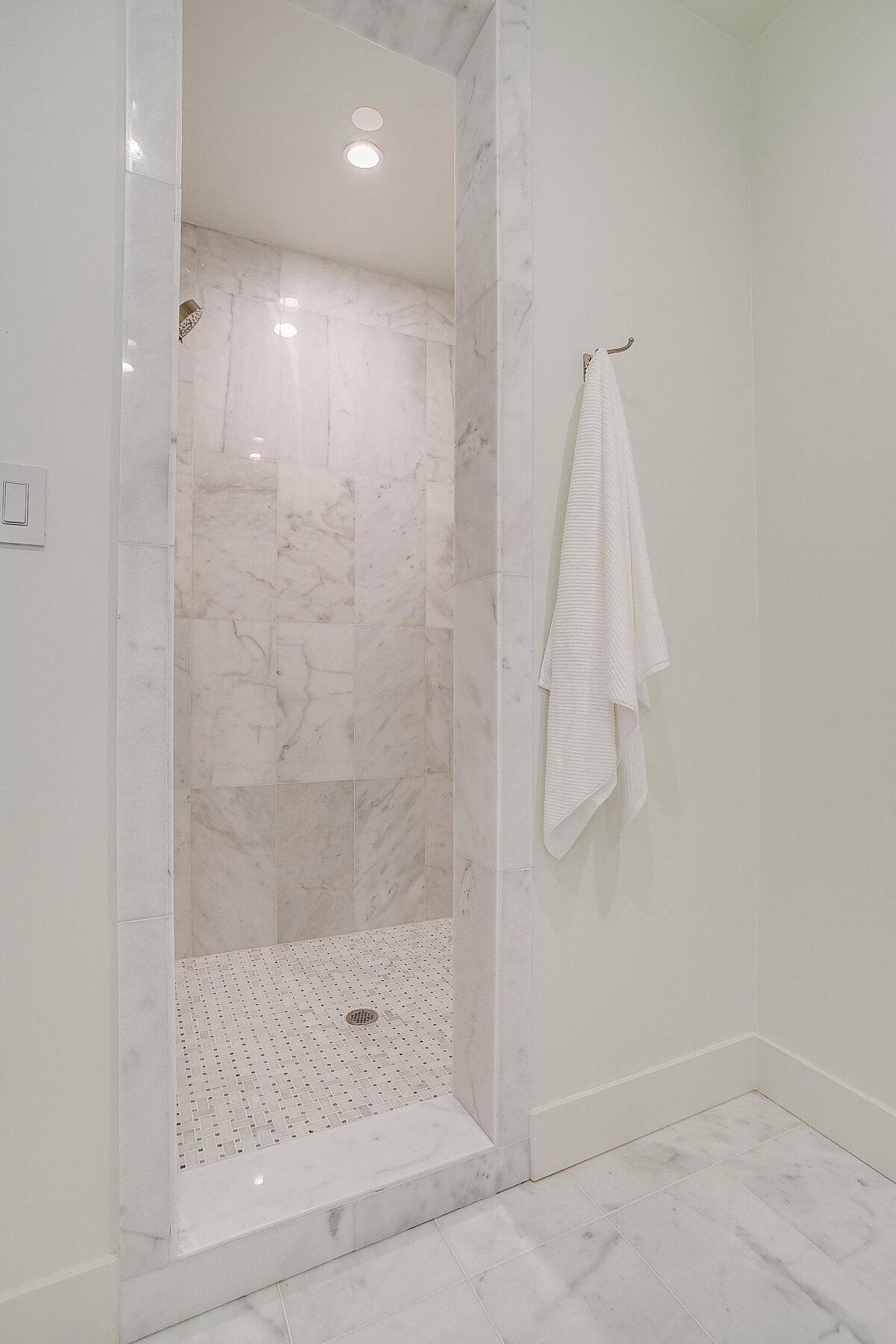 cocoloba homes cockrell ave shower with white towel on a hook