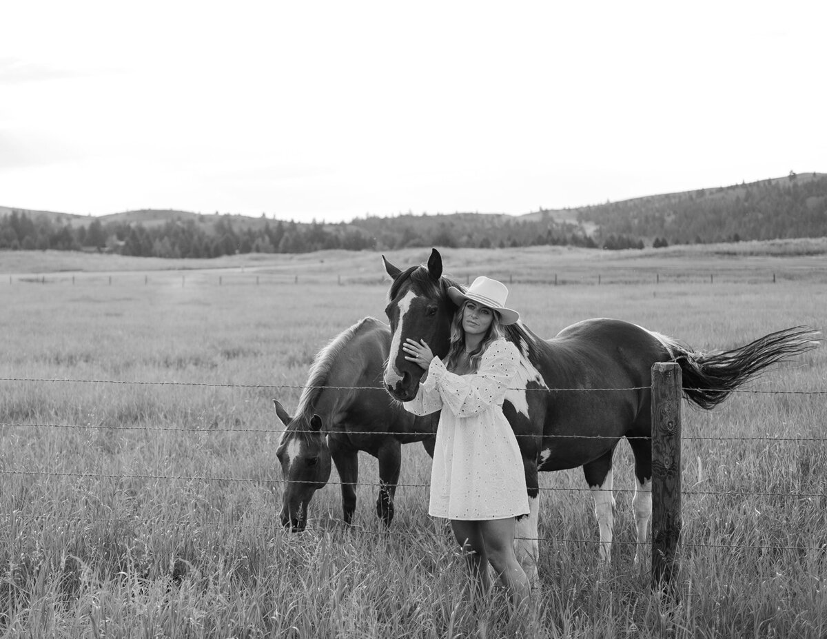 presley-gray-horse-pasture-engagement8762