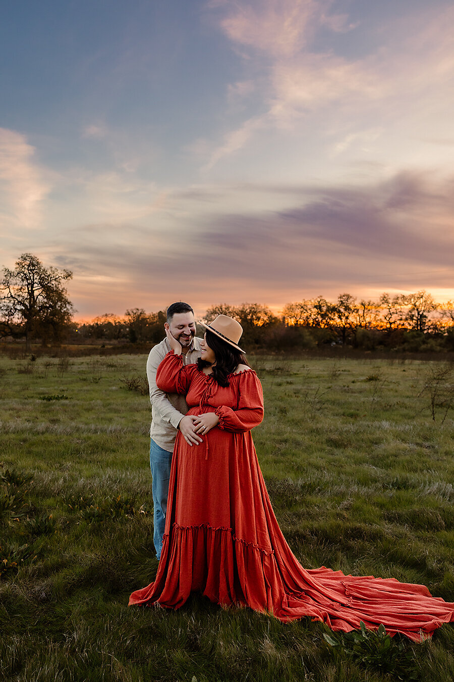 Maternity pictures done in Windsor California by Michelle DeMoss