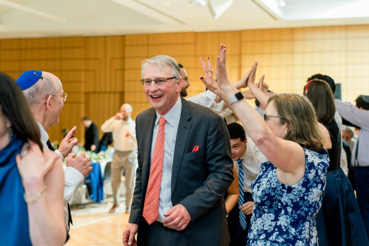 Eliana-Melmed-Photography-Chicago-LosAngeles-Jewish-WeddingPhotography-ShulaNoah-Simcha-Dancing-00005