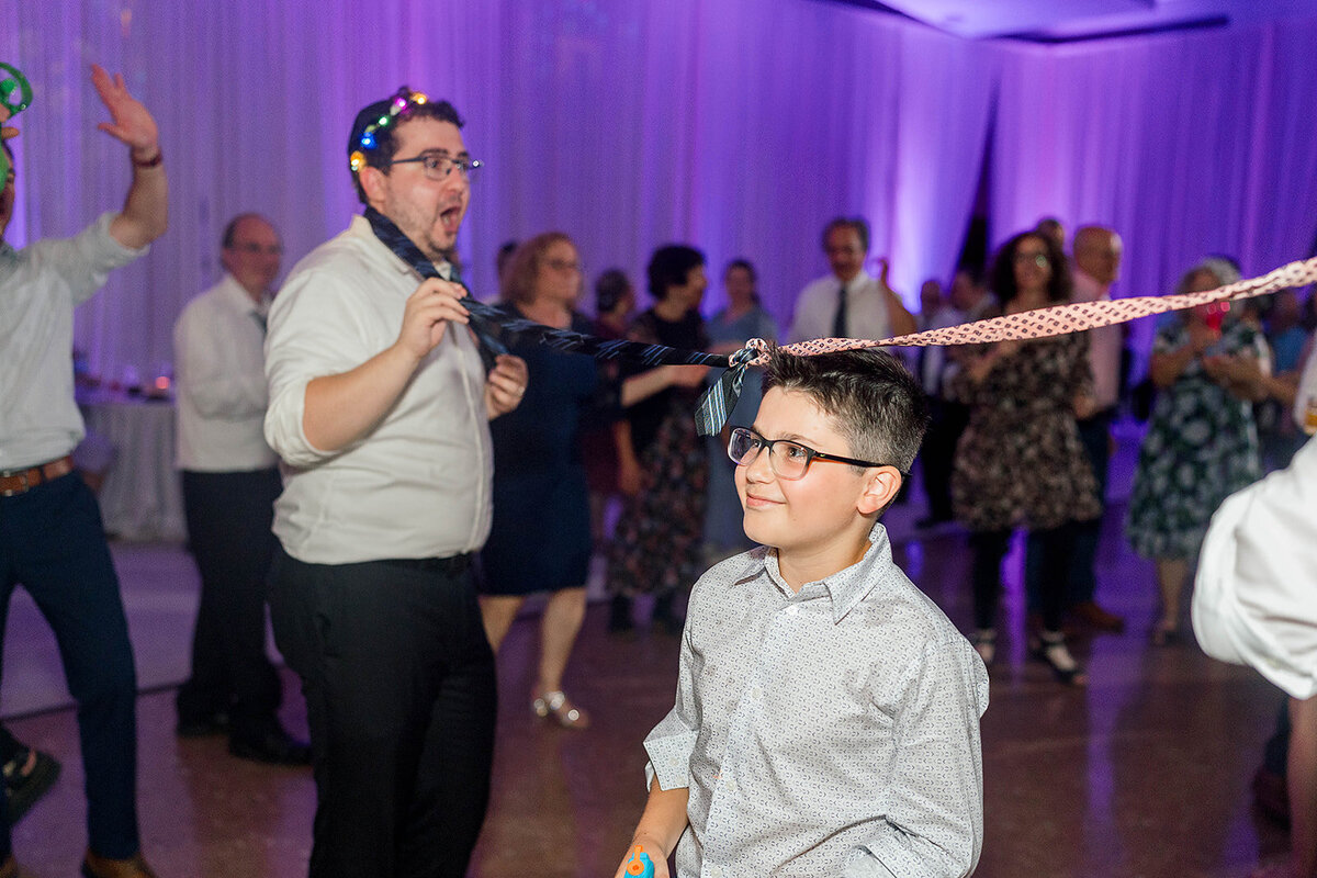 Eliana-Melmed-Photography-Chicago-LosAngeles-Jewish-WeddingPhotography-ElianaSklar-DanceFloor-00170