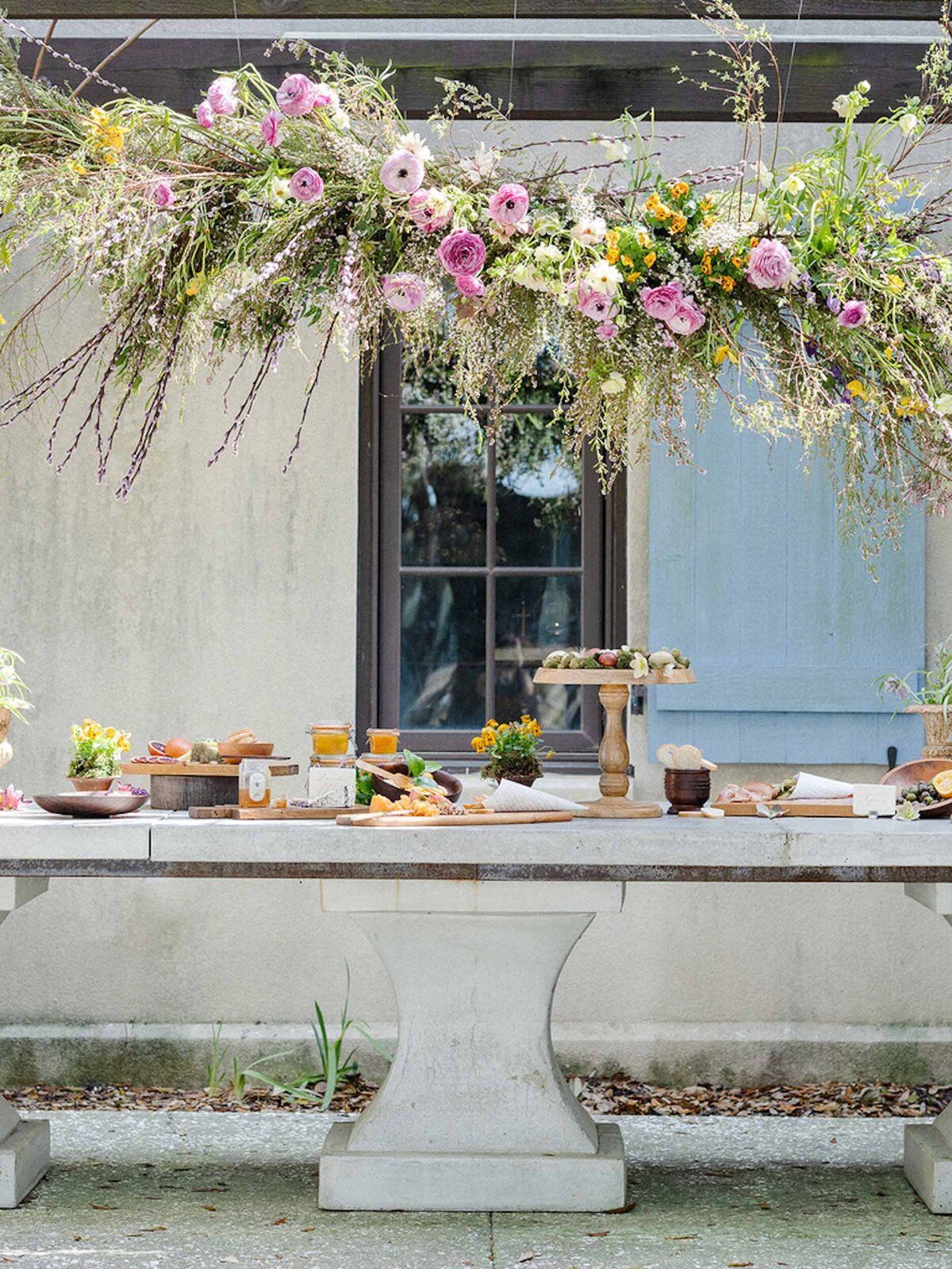 wedding-grazing-table-florals