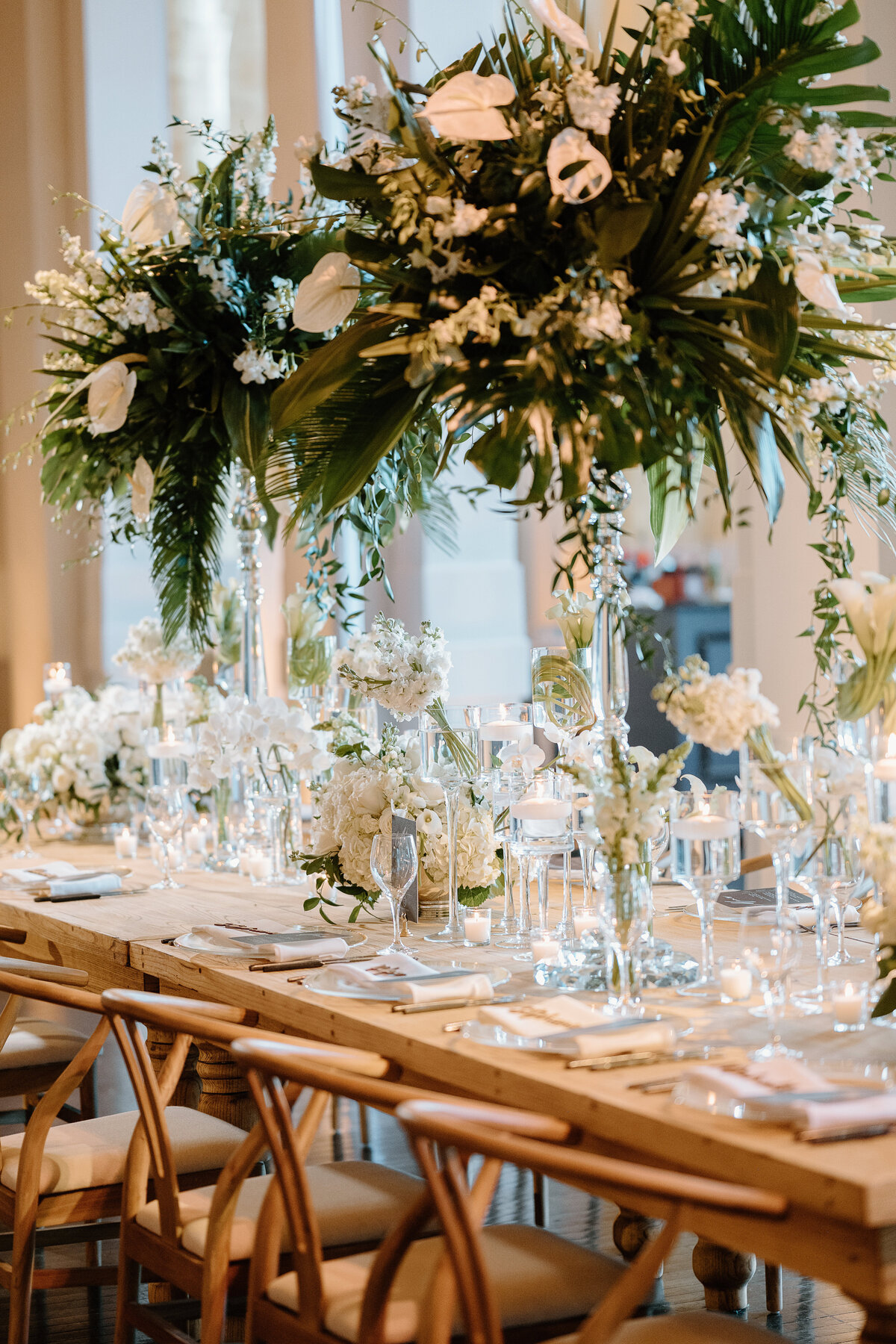 Elegant floral wedding table decor