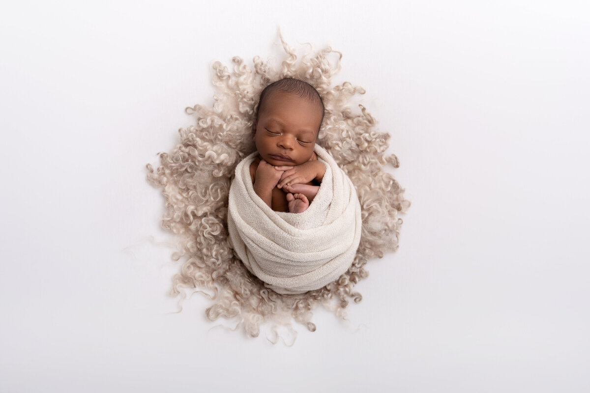 newborn-photoshoot-with cream-theme