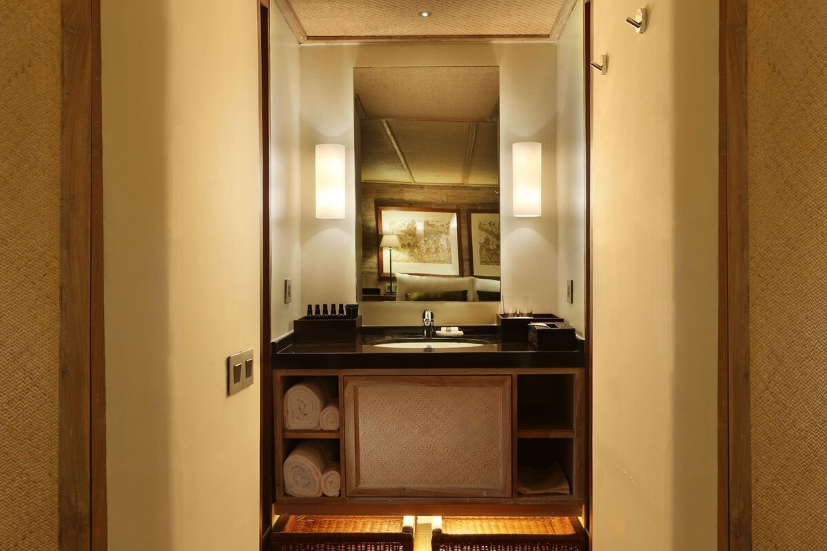 Alila Purnama Luxury Yacht Charter Komodo Bathroom
