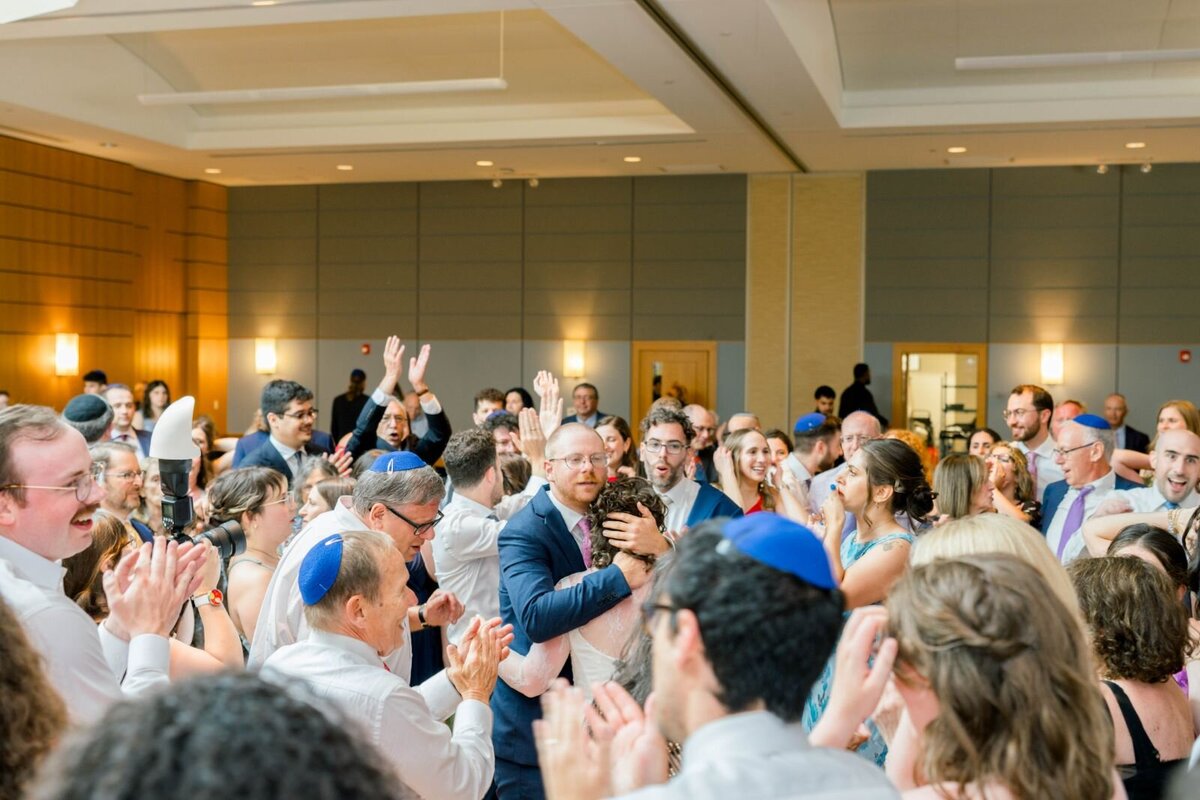 Eliana-Melmed-Photography-Chicago-LosAngeles-Jewish-WeddingPhotography-ShulaNoah-Simcha-Dancing-00087