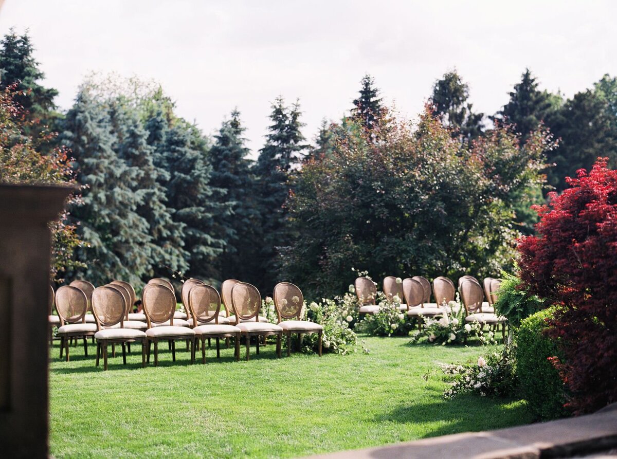 ceremony-decor-greencrest-manor-wedding-Chicago-film-wedding-photographer-sarah-sunstrom-photography