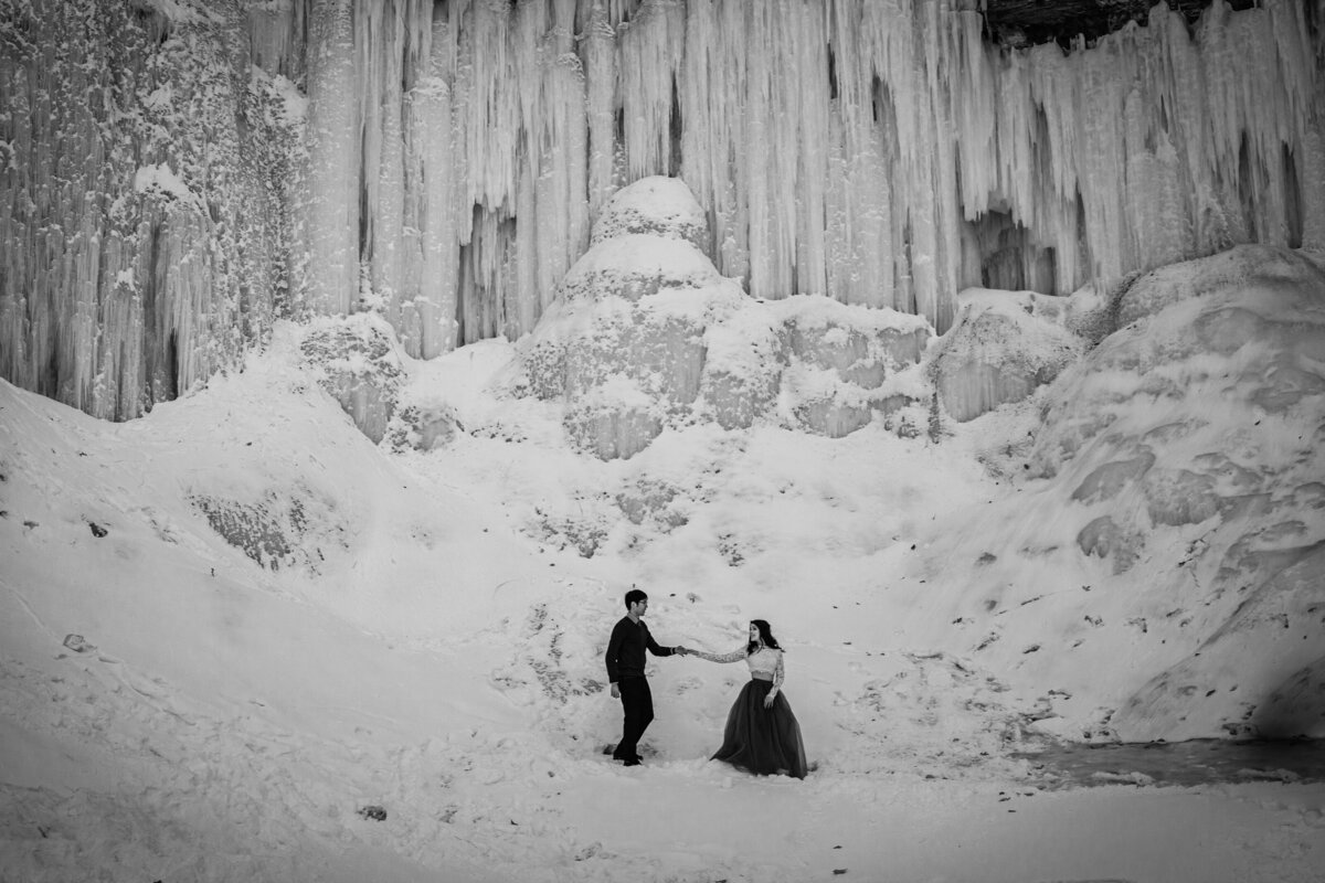 Minnehaha-Falls-Engagment-Winter-Saint-Paul-Minnesota-Andy-Hardman-Photography-2022-114